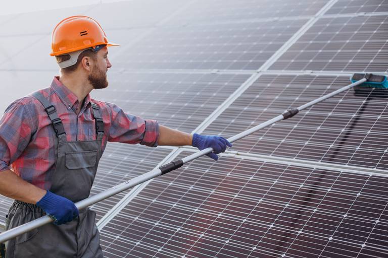 Nettoyage de panneaux solaires en Gironde (33) par une entreprise spécialisée (<a href='https://fr.freepik.com/photos/personnes'>Personnes photo créé par senivpetro - fr.freepik.com</a>)